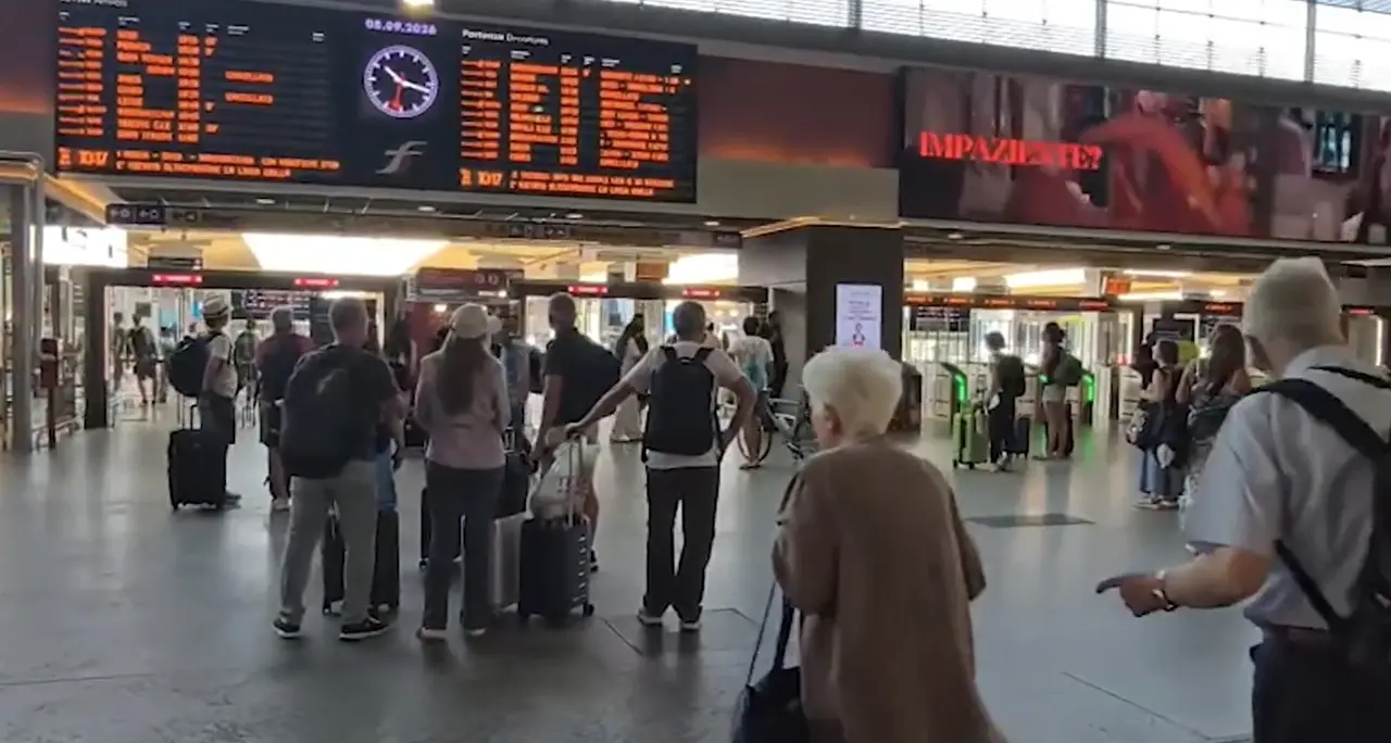 Sciopero dei treni, disagi alla stazione di Porta Nuova a Torino