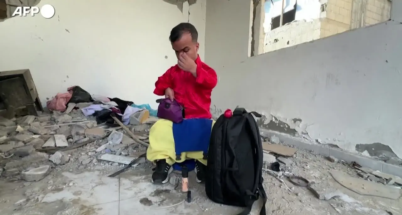 Un naso rosso tra le macerie, a Gaza un clown riporta il sorriso ai bambini