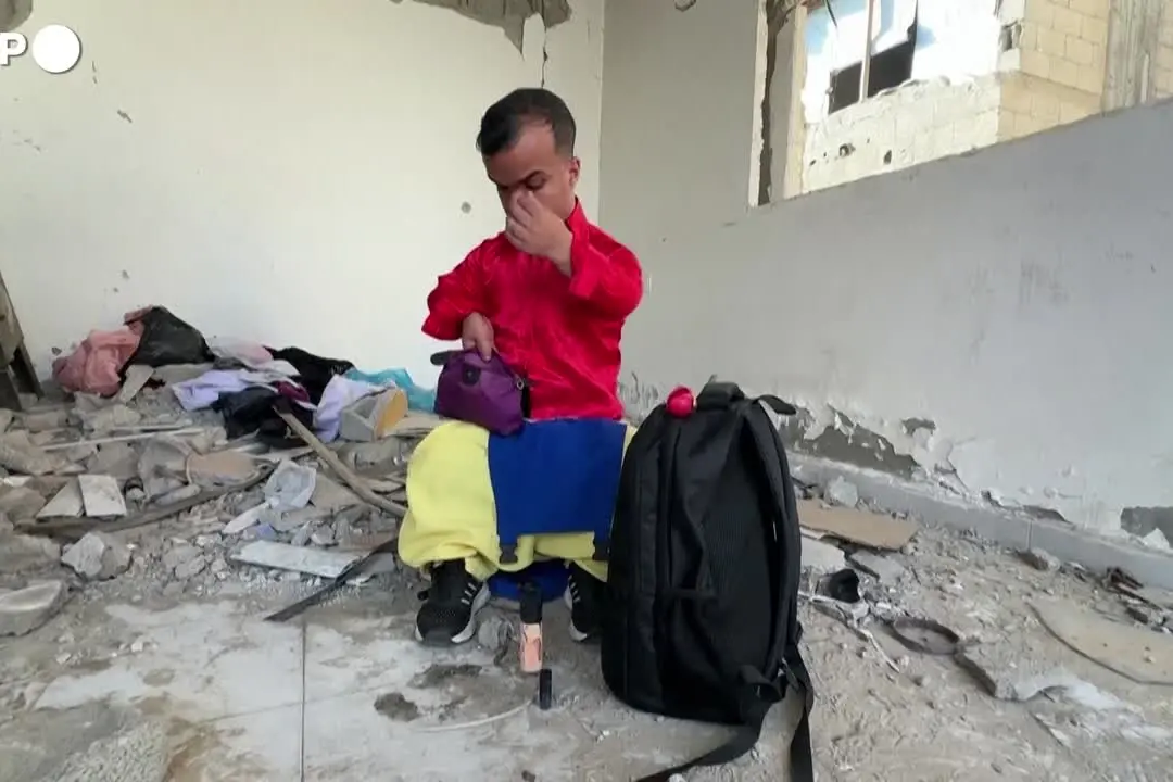 Un naso rosso tra le macerie, a Gaza un clown riporta il sorriso ai bambini