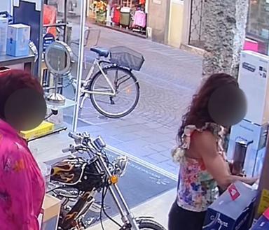 Furto in dieci secondi in un negozio di Bolzano: rubata una radio da 149 euro
