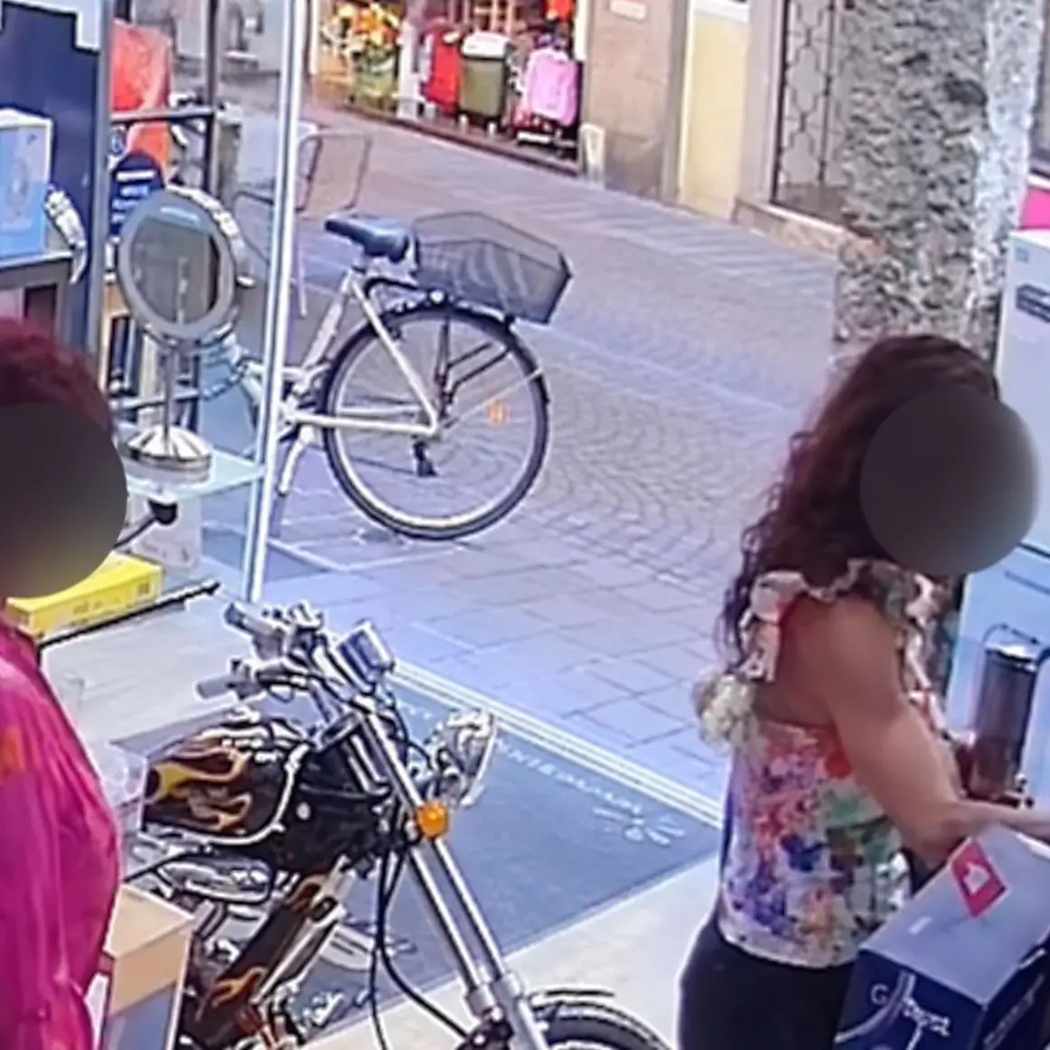 Furto in dieci secondi in un negozio di Bolzano: rubata una radio da 149 euro