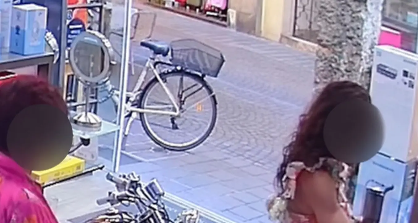 Furto in dieci secondi in un negozio di Bolzano: rubata una radio da 149 euro