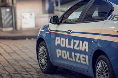 Tenta di rubare uno scooter, poi prende a pugni un poliziotto: arrestato a Bolzano
