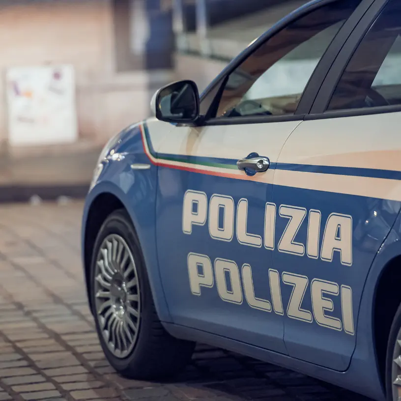 Tenta di rubare uno scooter, poi prende a pugni un poliziotto: arrestato a Bolzano