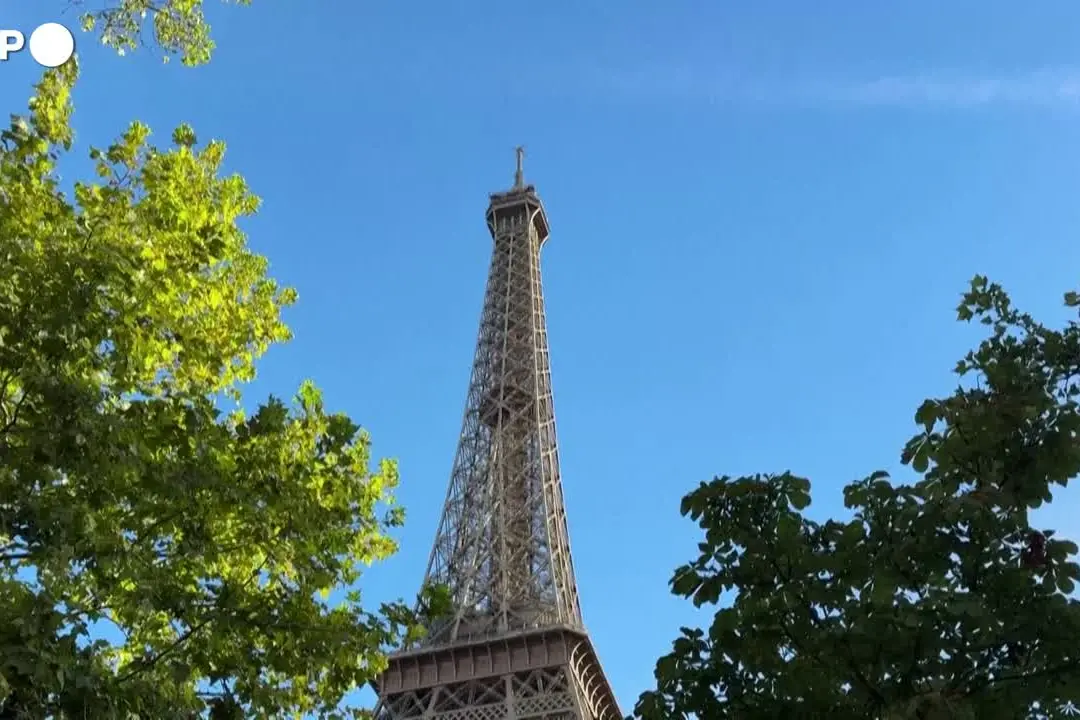 \"Discriminate perché donne\", la Tour Eiffel riapre dopo lo stop dei dipendenti