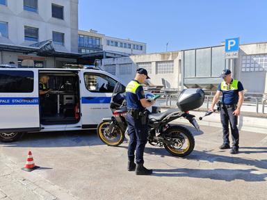 Bolzano, auto e moto troppo rumorose: arriva il fonometro della Polizia locale