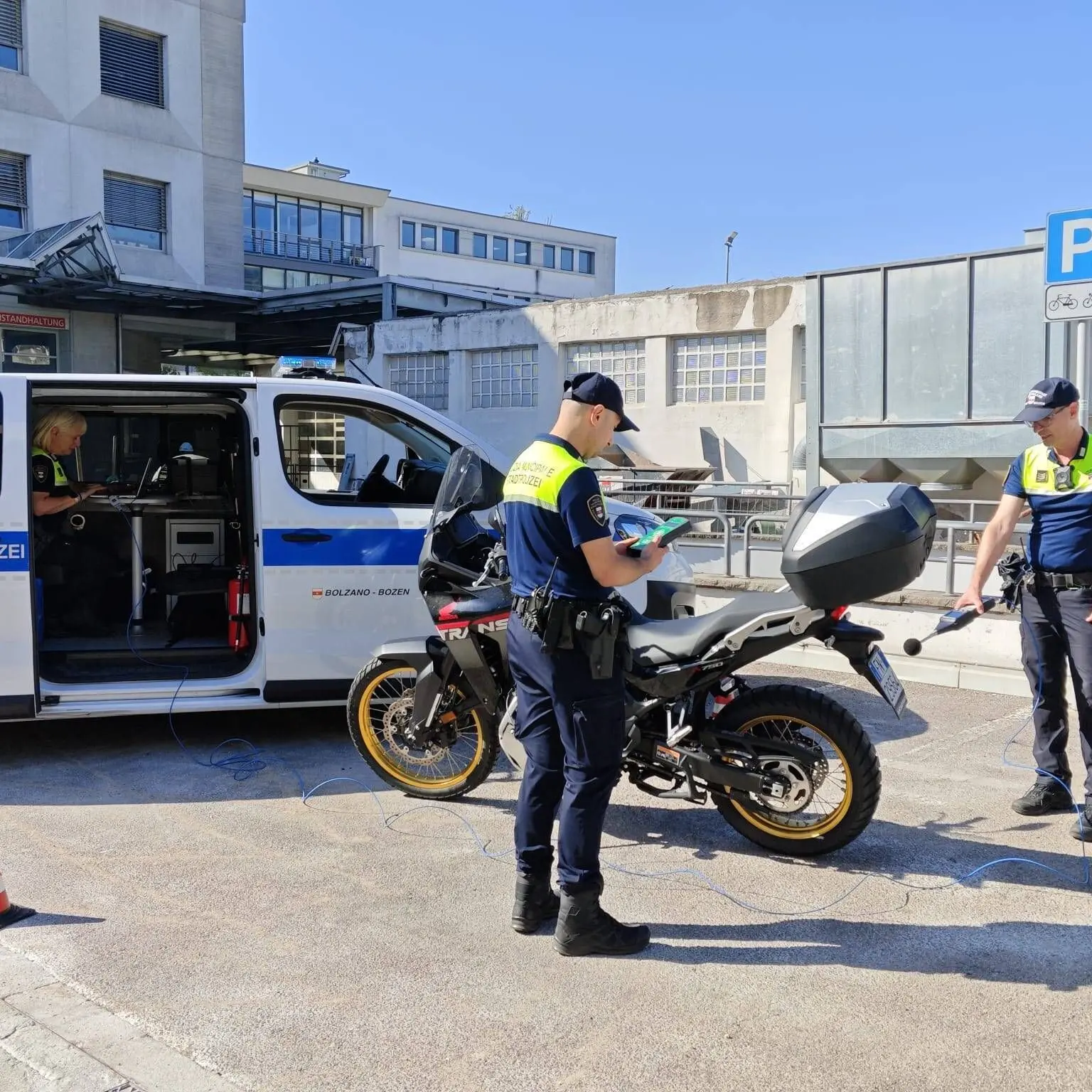 Bolzano, auto e moto troppo rumorose: arriva il fonometro della Polizia locale