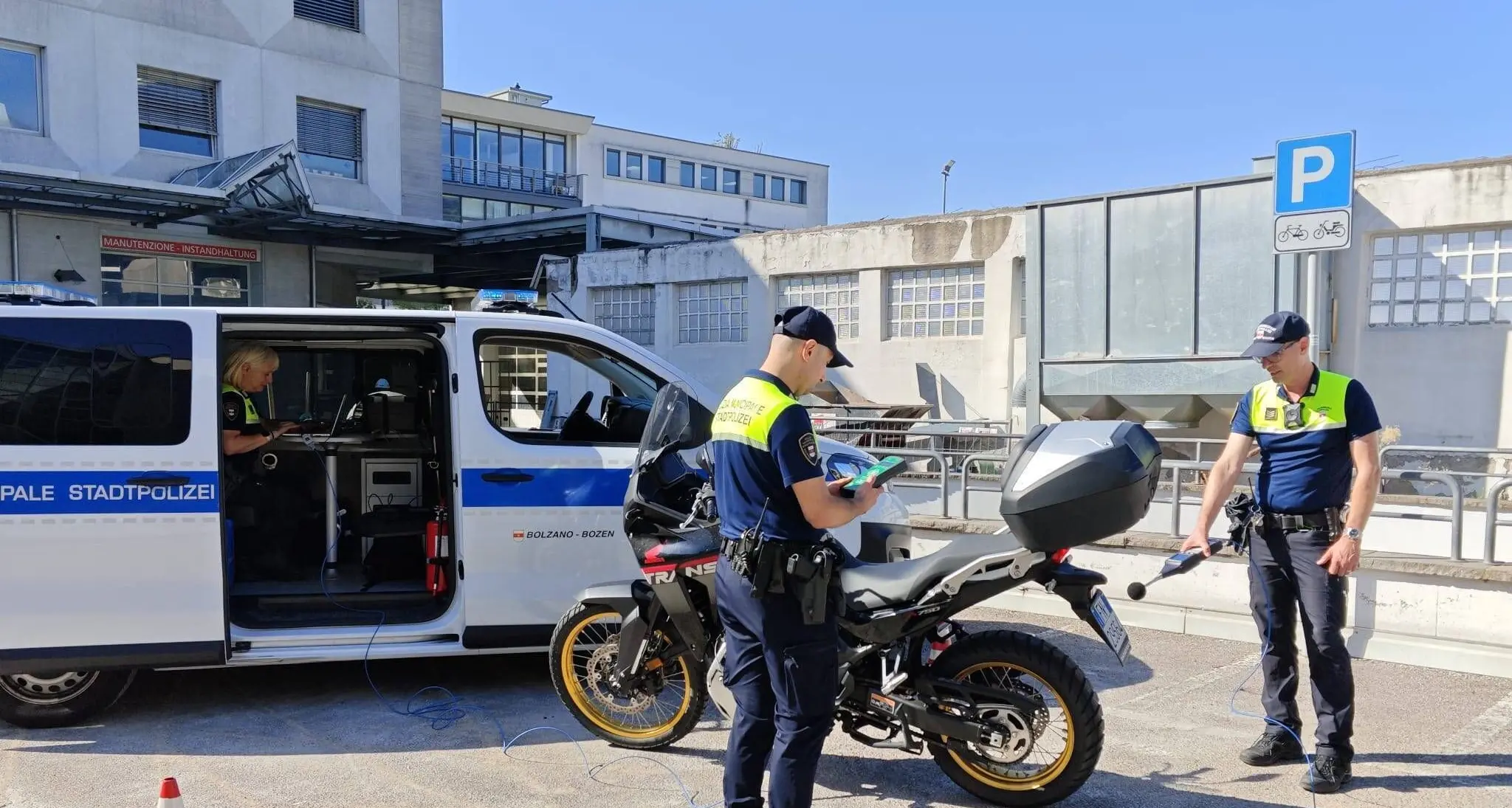Bolzano, auto e moto troppo rumorose: arriva il fonometro della Polizia locale