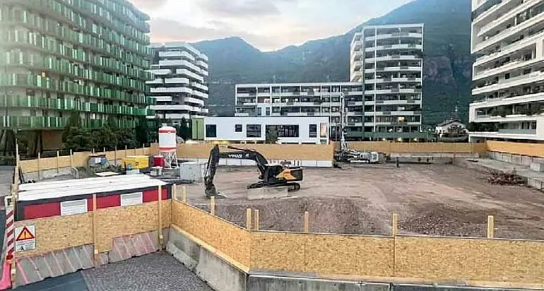 «Il palazzo ci toglierà il sole». La protesta a Prati di Gries