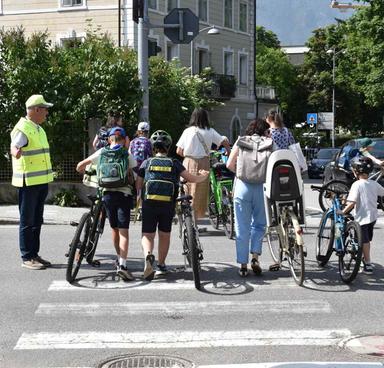 Brunico, a scuola senza auto: i bambini raccolgono “passi per il clima”