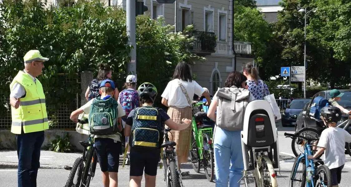 Brunico, a scuola senza auto: i bambini raccolgono “passi per il clima”