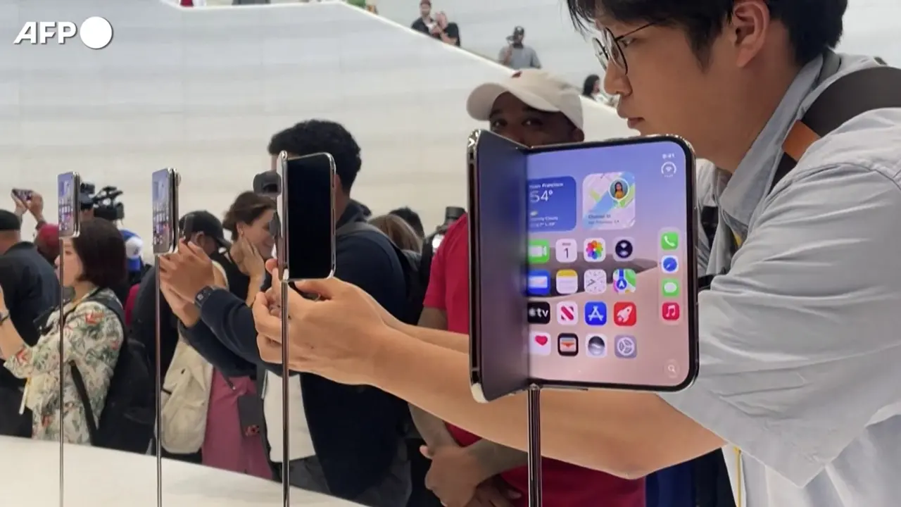 Apple lancia iPhone Duo, il melafonino pieghevole presentato a Cupertino