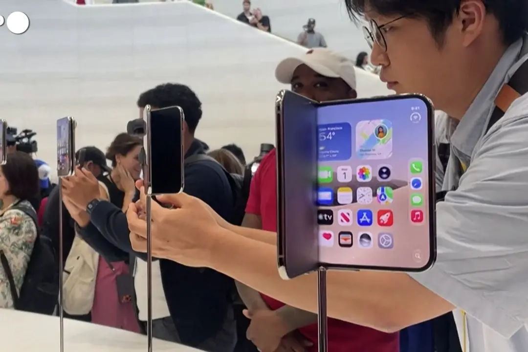 Apple lancia iPhone Duo, il melafonino pieghevole presentato a Cupertino