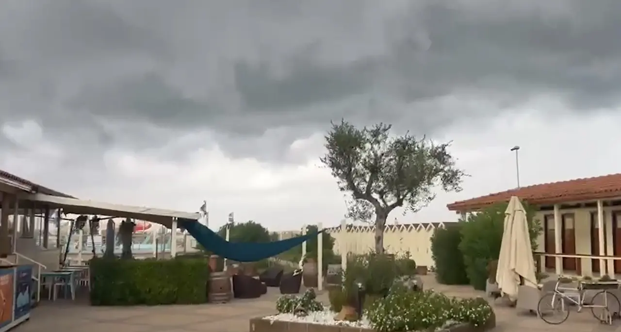 Maltempo in Toscana, forti raffiche di vento sul litorale in Versilia