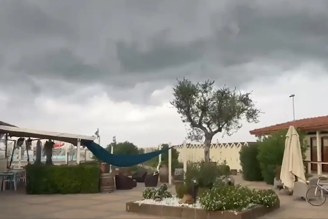 Maltempo in Toscana, forti raffiche di vento sul litorale in Versilia