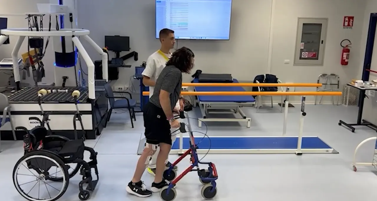 Tornano a camminare quattro pazienti con lesioni al midollo: la tecnica nata in Italia