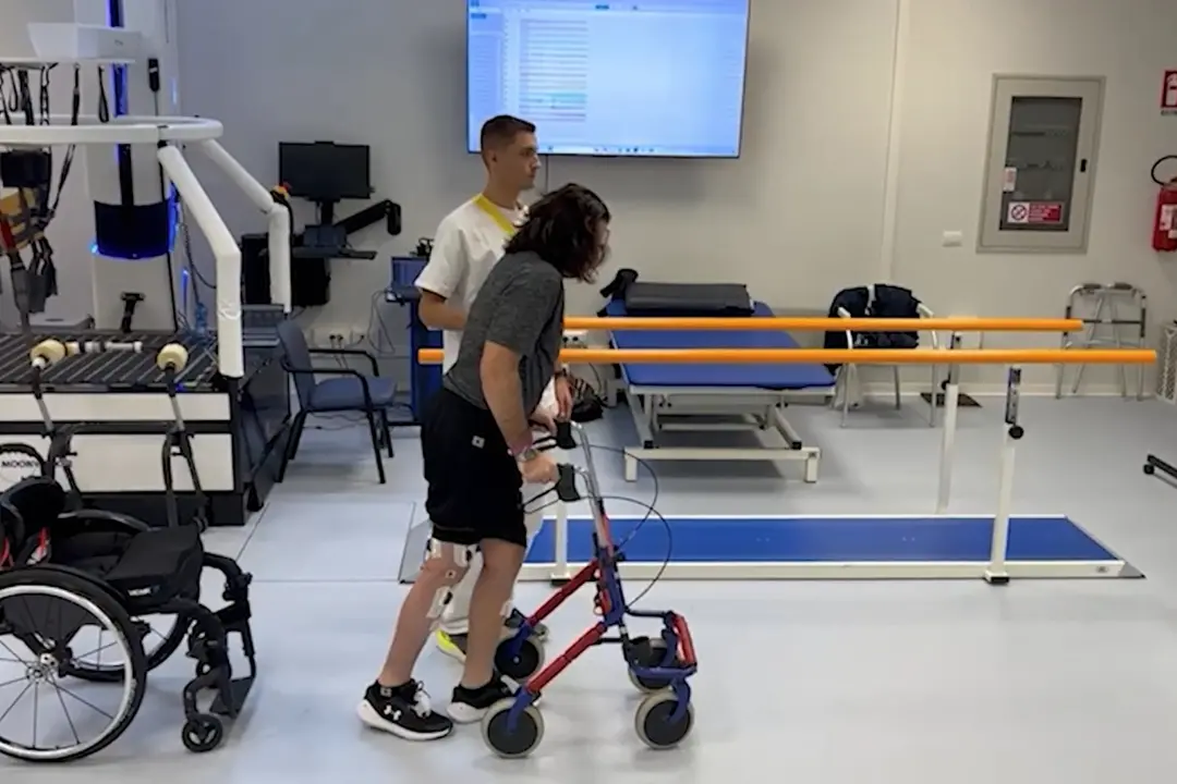 Tornano a camminare quattro pazienti con lesioni al midollo: la tecnica nata in Italia