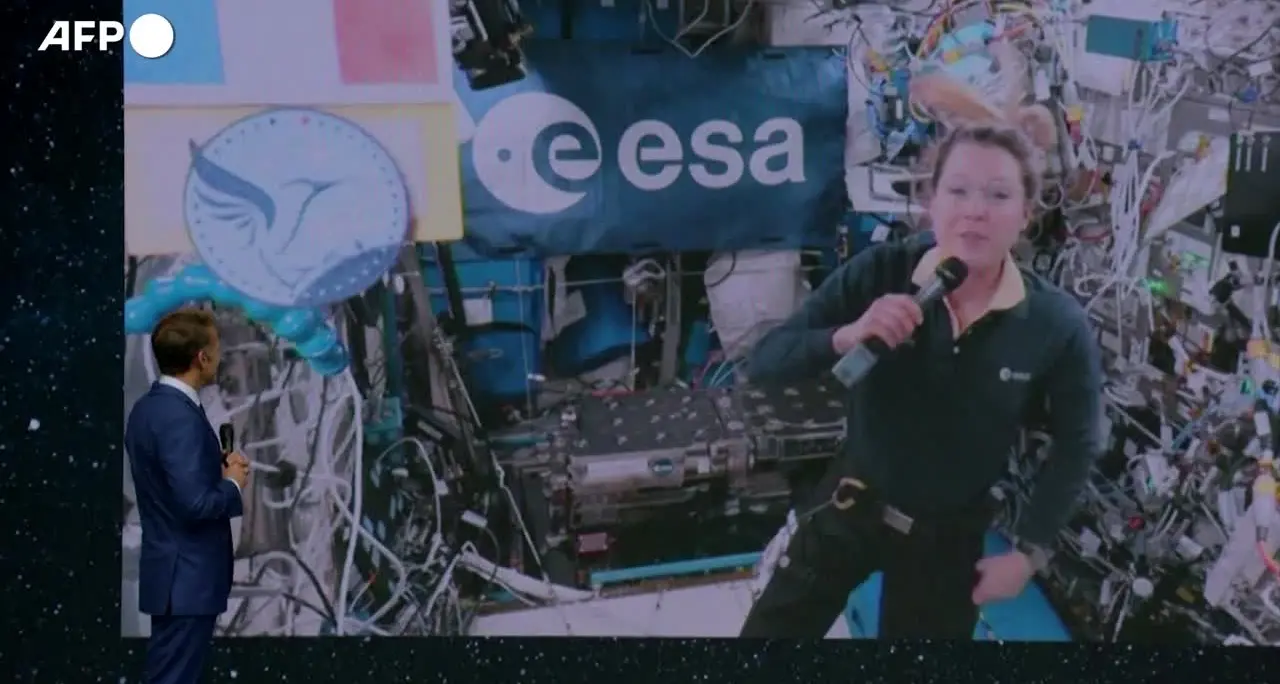 A Parigi il Vertice internazionale sullo spazio, Macron dialoga con l'astronauta Adenot