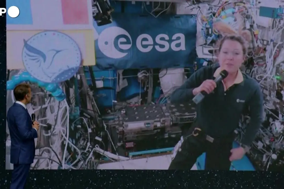 A Parigi il Vertice internazionale sullo spazio, Macron dialoga con l'astronauta Adenot