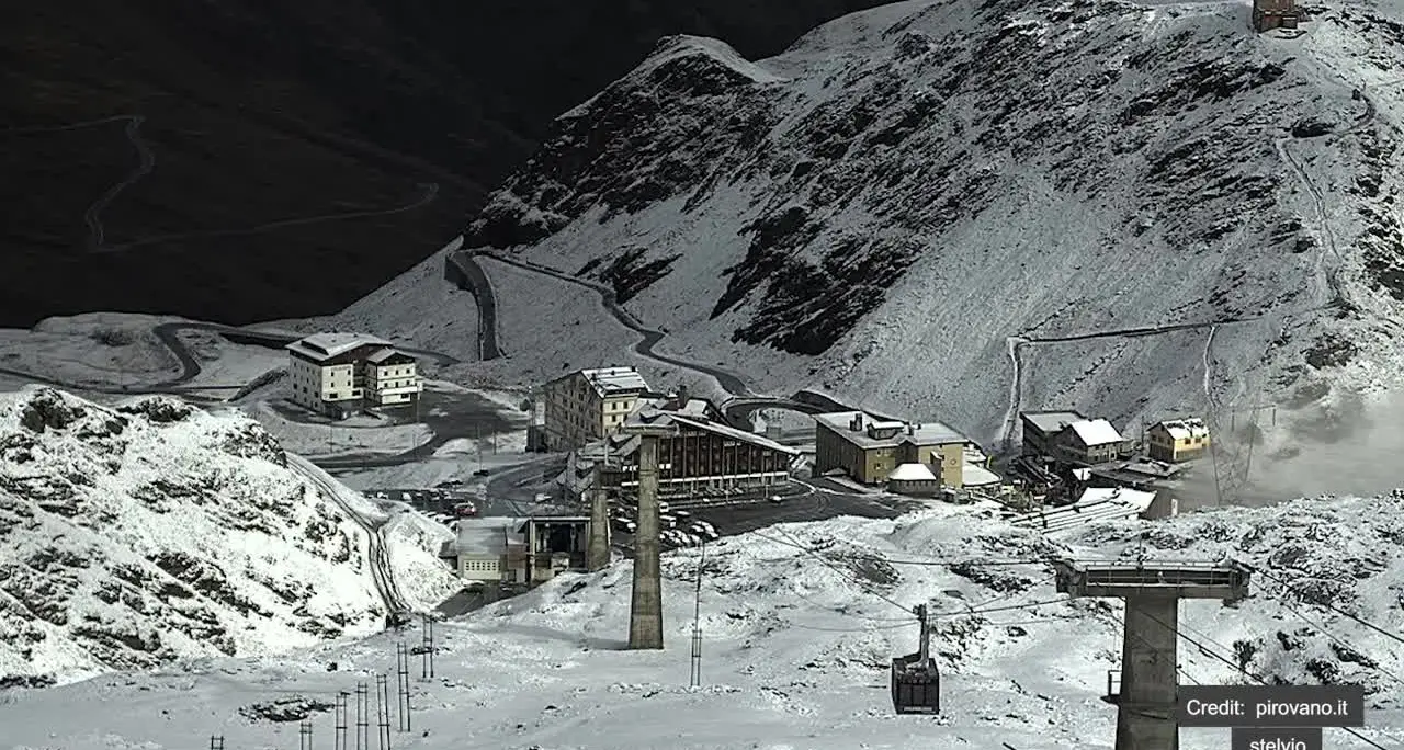 Dopo la neve al Passo dello Stelvio un mite finale d'estate