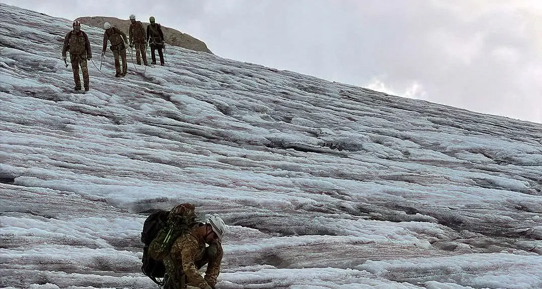 Dai ghiacciai riemergono 200 bombe della Grande Guerra: maxi bonifica sulle montagne