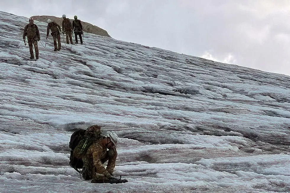 Dai ghiacciai riemergono 200 bombe della Grande Guerra: maxi bonifica sulle montagne