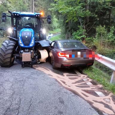 Spettacolare incidente a Barbiano: auto “schiacciata” da un trattore