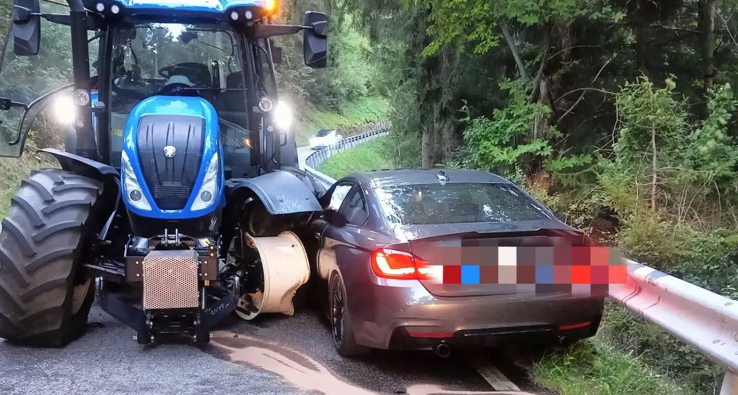 Spettacolare incidente a Barbiano: auto “schiacciata” da un trattore