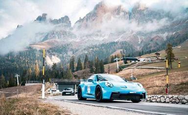 Sui passi dolomitici ritornano le “supercar” e le polemiche
