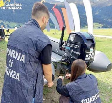 Kitesurf sul lago di Resia, sequestrate cinque barche: multe per oltre 10 mila euro