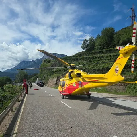 Dramma in val di Cembra: perde il controllo della moto e muore a 75 anni