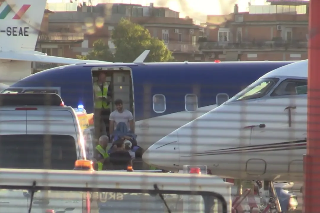 Di Battista è atterrato a Ciampino, l'ex deputato trasportato al Gemelli