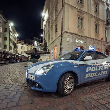 Ruba una e-bike, poi aggredisce gli agenti: arrestato 20enne a Bolzano