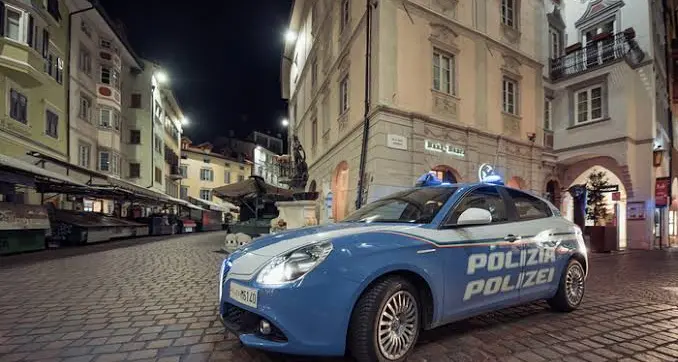 Ruba una e-bike, poi aggredisce gli agenti: arrestato 20enne a Bolzano