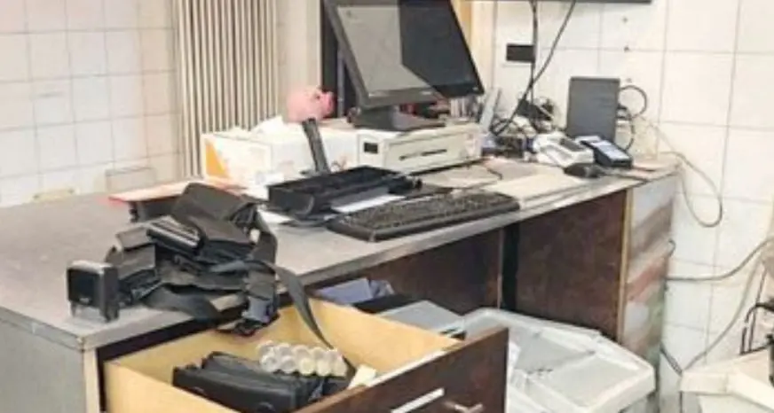 Bressanone, ruba 1800 euro e scappa dal locale con la giacca del pizzaiolo addosso