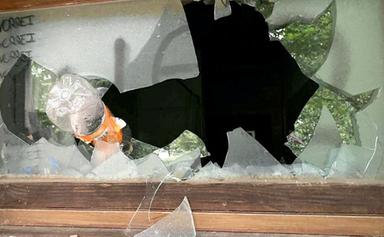 Laives, raid vandalico al parco: danni alla casetta e alla staccionata