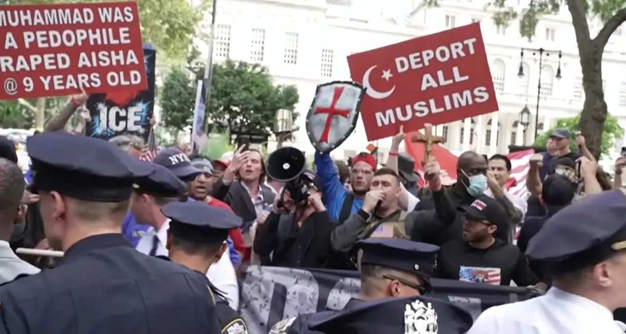 Estrema destra in piazza in Inghilterra e Usa contro musulmani e migranti