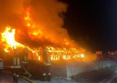 Incendio nella notte ad Aldino, distrutto un laboratorio di falegnameria
