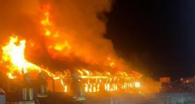 Incendio nella notte ad Aldino, distrutto un laboratorio di falegnameria