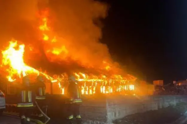 Incendio nella notte ad Aldino, distrutto un laboratorio di falegnameria
