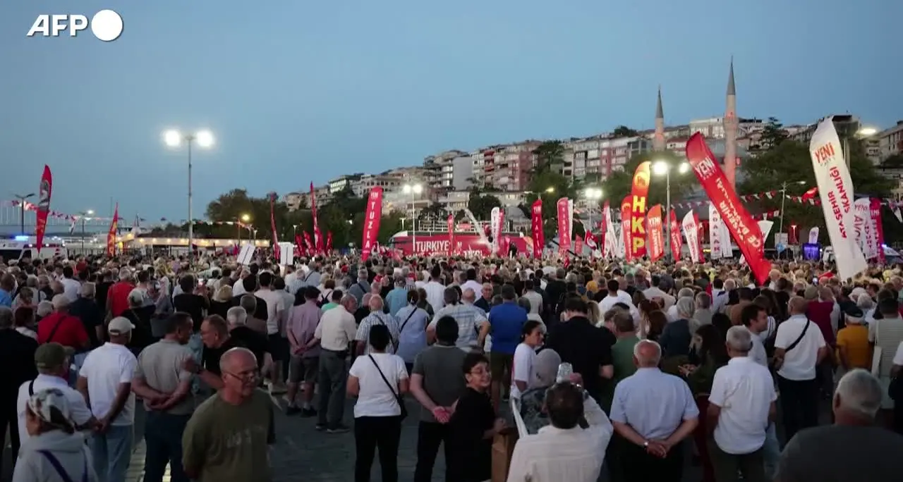 Le piazze insorgono in Turchia contro l'arresto dei sindaci dell'opposizione