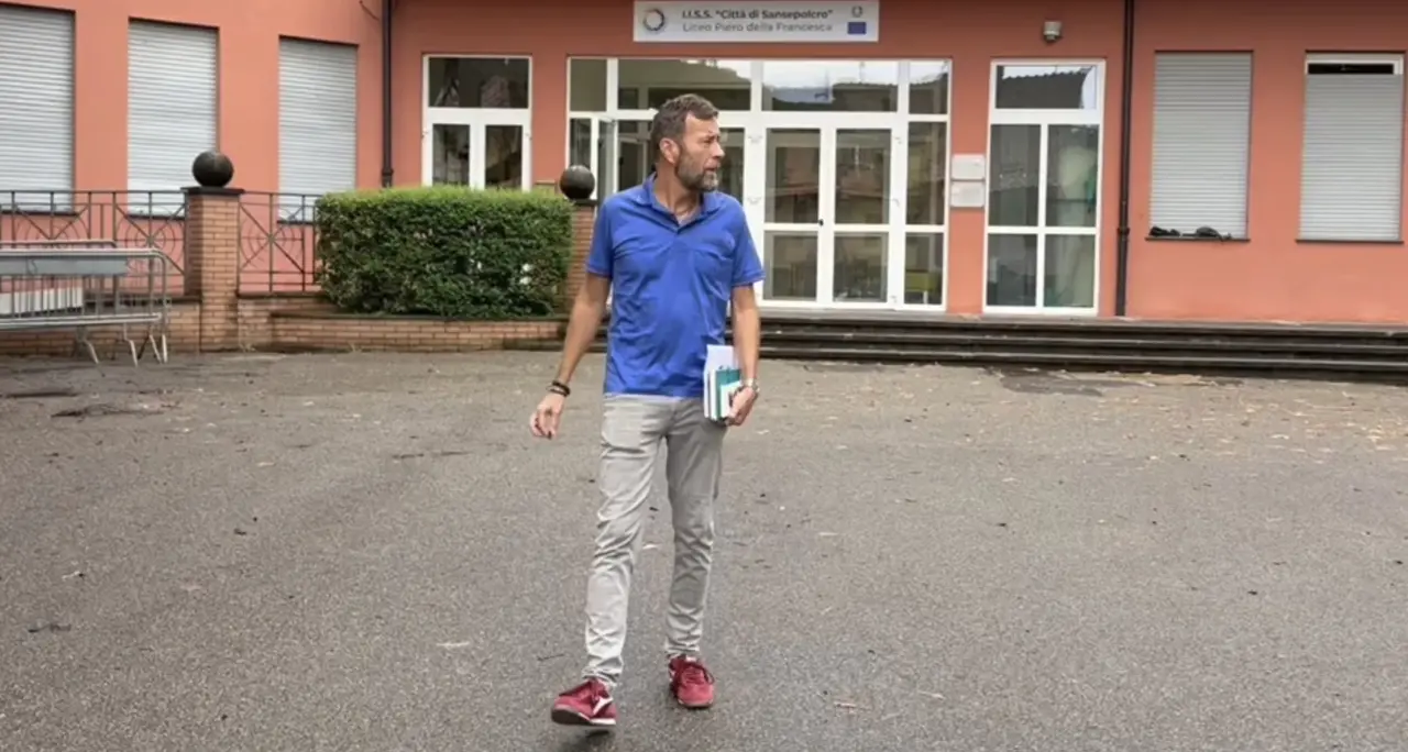 'Djprof' dà il benvenuto agli studenti con una canzone fatta di letteratura