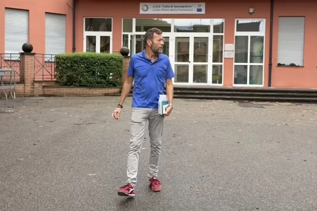 'Djprof' dà il benvenuto agli studenti con una canzone fatta di letteratura