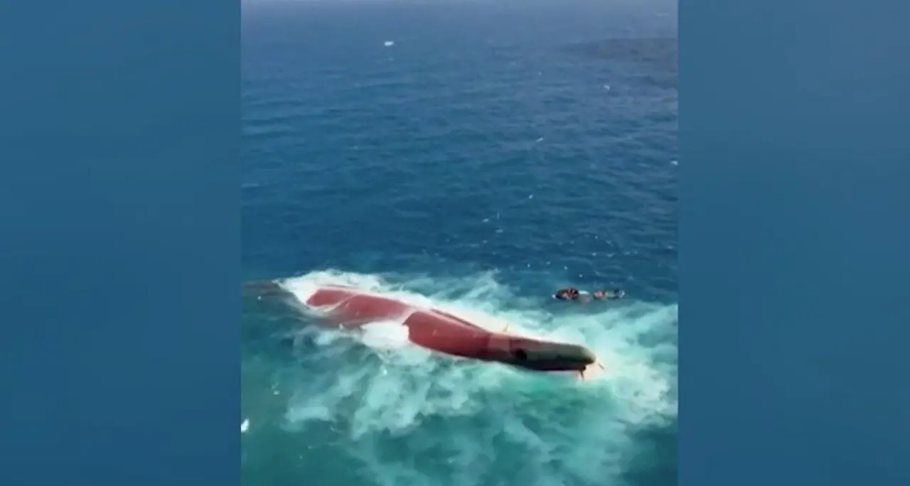 Indonesia, traghetto con 243 persone a bordo si rovescia: morti e dispersi