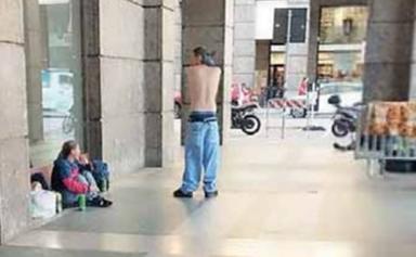 Bolzano, allarme dei residenti: «Bivacchi e degrado continuo in piazza Mazzini»