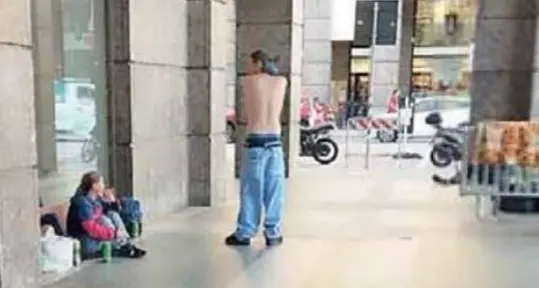 Bolzano, allarme dei residenti: «Bivacchi e degrado continuo in piazza Mazzini»