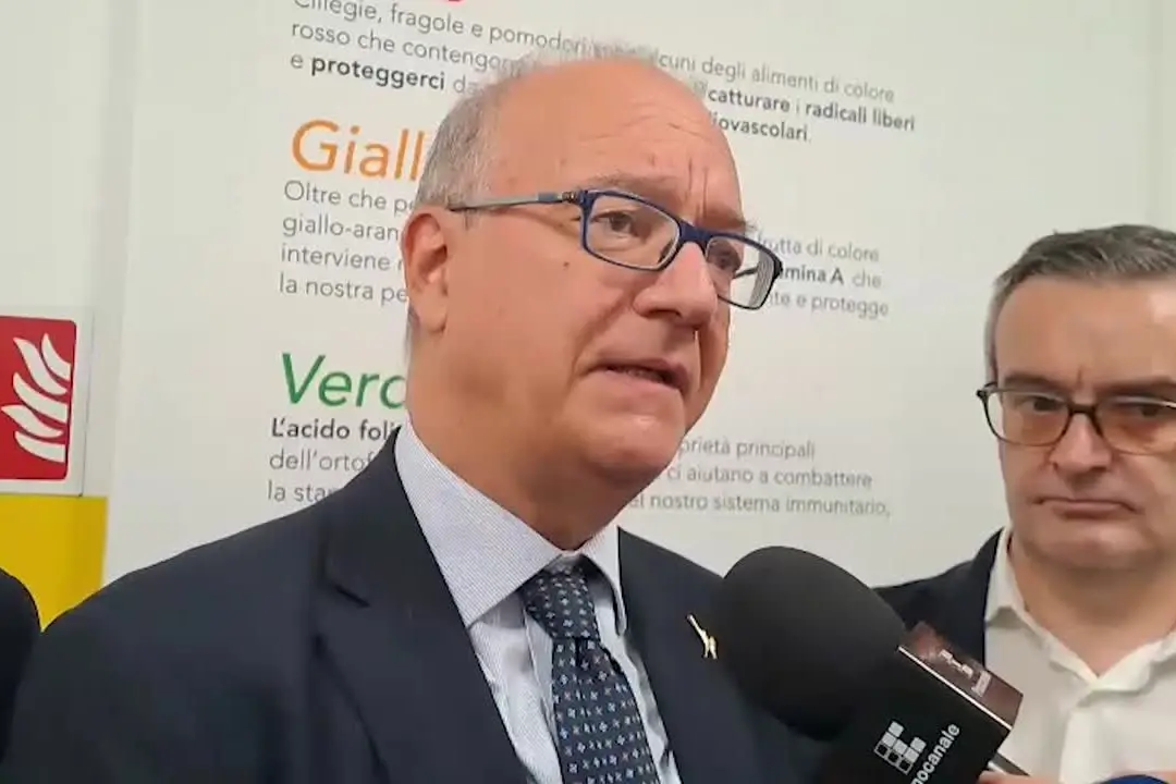 Valditara: 'Stop ai compiti sul registro elettronico, ci vuole il diario'