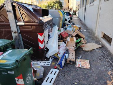 Piazza Bersaglio, ancora sacchi e rifiuti fuori dalle campane della differenziata