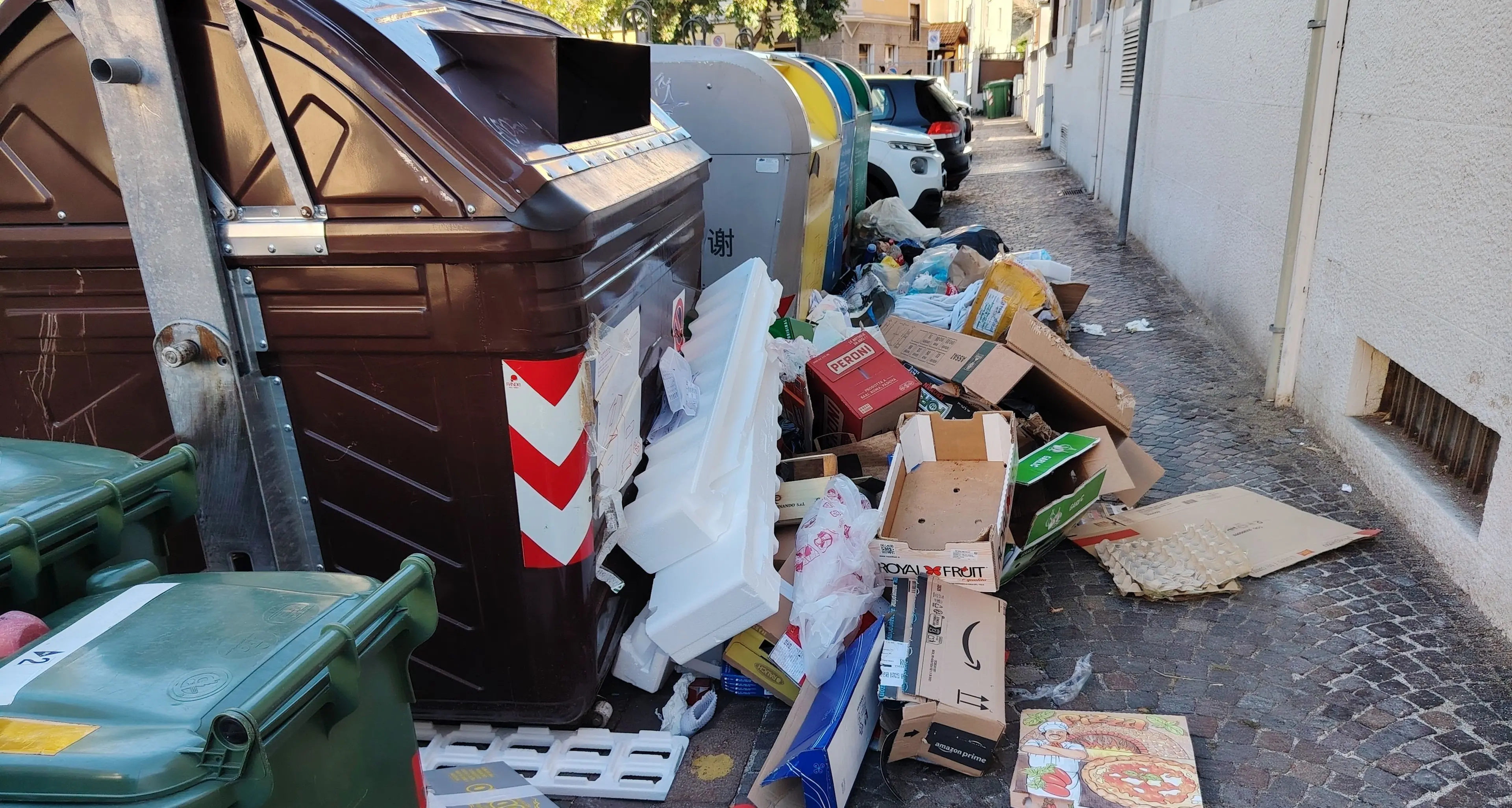 Piazza Bersaglio e viale Eugenio di Savoia, ancora sacchi e rifiuti fuori dalle campane