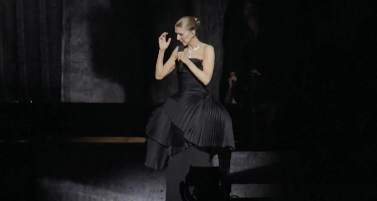 Parigi, il ritorno sul palco di Celine Dion dopo sei anni di assenza